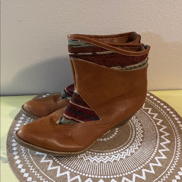 Boho Western Sbicca Vintage Collection Ankle Boots with Aztec Patterned Fabric - Picture 4 of 10
